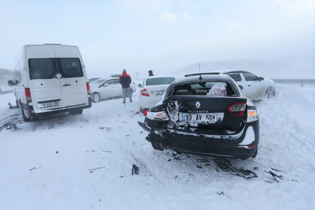 Kar ve tipi nedeniyle 8 araç birbirine girdi! Birçok araç mahsur kaldı 3